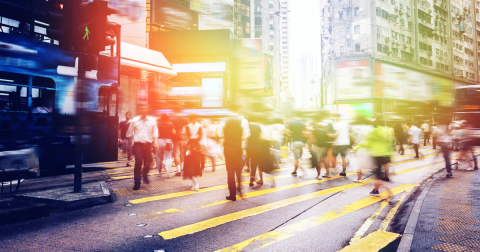 Fotografía abstracta colorida de personas que cruzan un paso de peatones